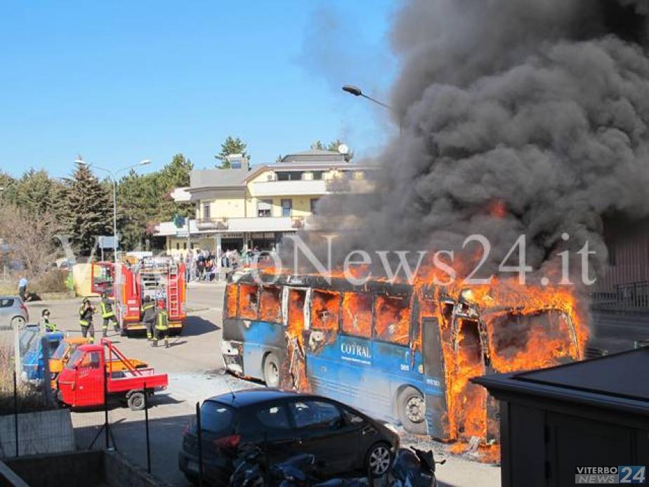 Incendio spettacolare a Montefiascone