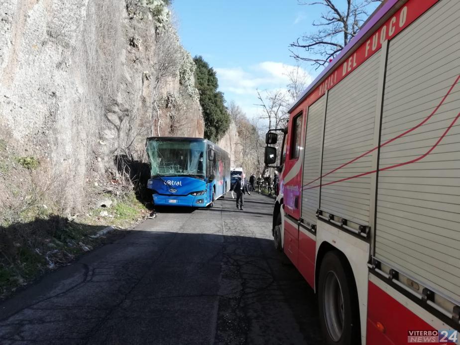 Bus Cotral Si Schianta Contro Una Parete Di Roccia