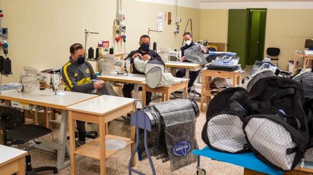 Viterbo News 24 – I detenuti di Mammagialla cuciono gli zaini dei pellegrini in vista del Giubileo Viterbo News 24 – I detenuti di Mammagialla cuciono gli zaini dei pellegrini in vista del Giubileo