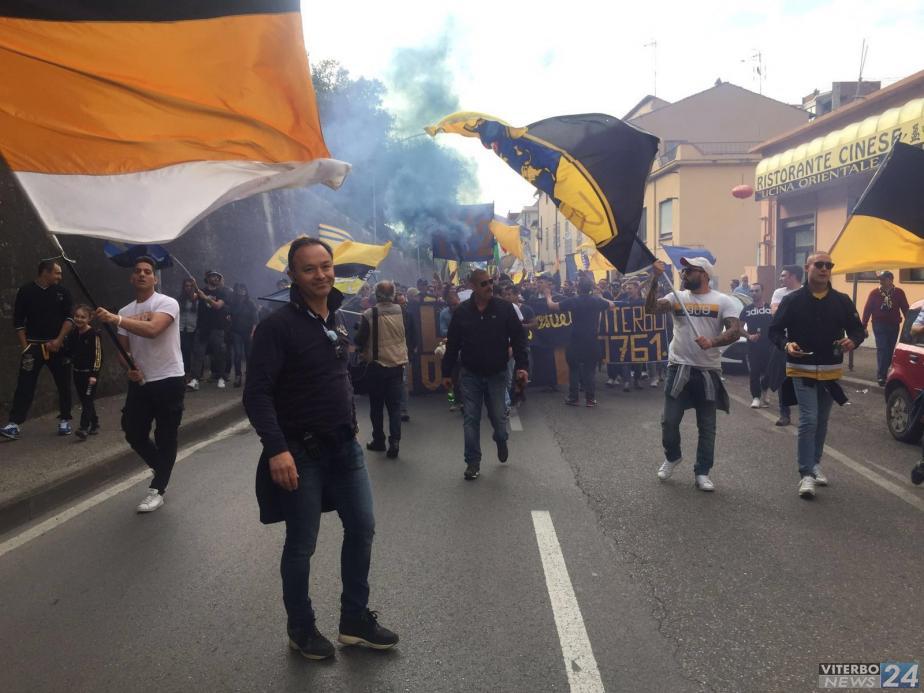 Gialloblu in festa, inizia il corteo 